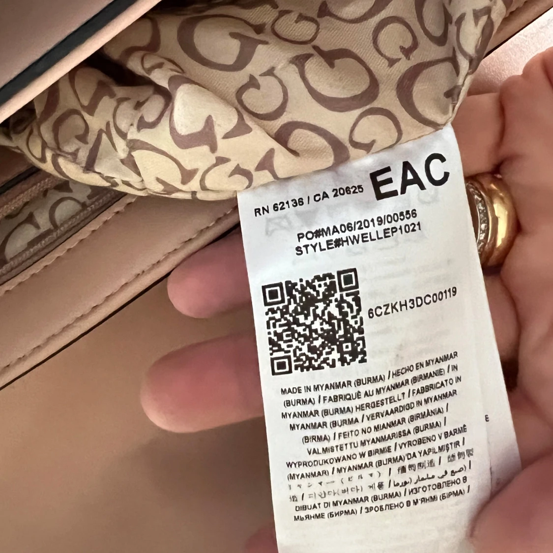 Rosa quiltad axelväska från Guess - 1