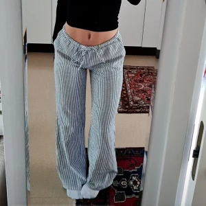 Linnebyxor  - Super snygga lågmidjade linnebyxor, använd fåtal gånger. 