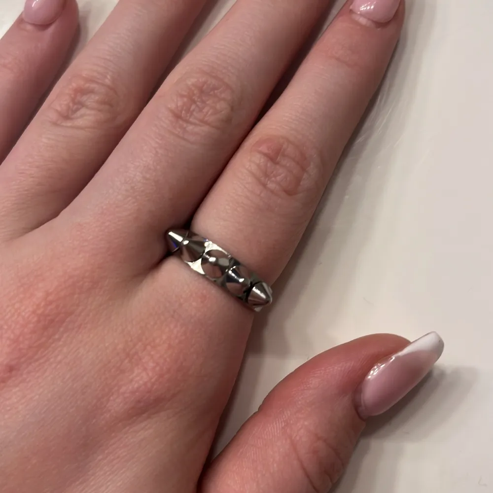 Jag säljer alla två men ifall man vill köpa en av dom så kan ni skriva till mig, men Edblad ringarna är i storlek 17,50. Edblad ringen med tre rader kostar 250kr för sig och den me en rad kostar 200kr. Ni kan inte köpa hjärt ringen eftersom den är såld. Asusteet.