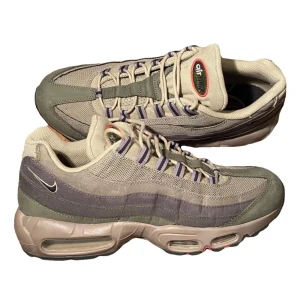 Nike Air Max 95 ”medium olive”  - Sällsynta Nike Air Max i sjukt nice färg. Knappt använda så i väldigt bra skick. Pris retail nya i denna strl ligger på 4000kr. Säljes billigare då jag inte har kvar box och kvitto.