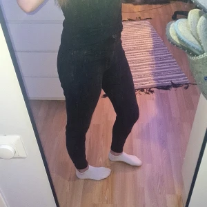 Högmidjade skinny jeans - Jättefina högmidjade skinny jeans, säljs pga att de inte kommer till användning. De är väldigt stretchiga och sköna. De är Storlek W28. Midja rakt över: 34 cm. Ytterlängd: 99 cm. Innerben: 73 cm. Gren: 26 cm.💞 Skriv om ni har några frågor 🌺