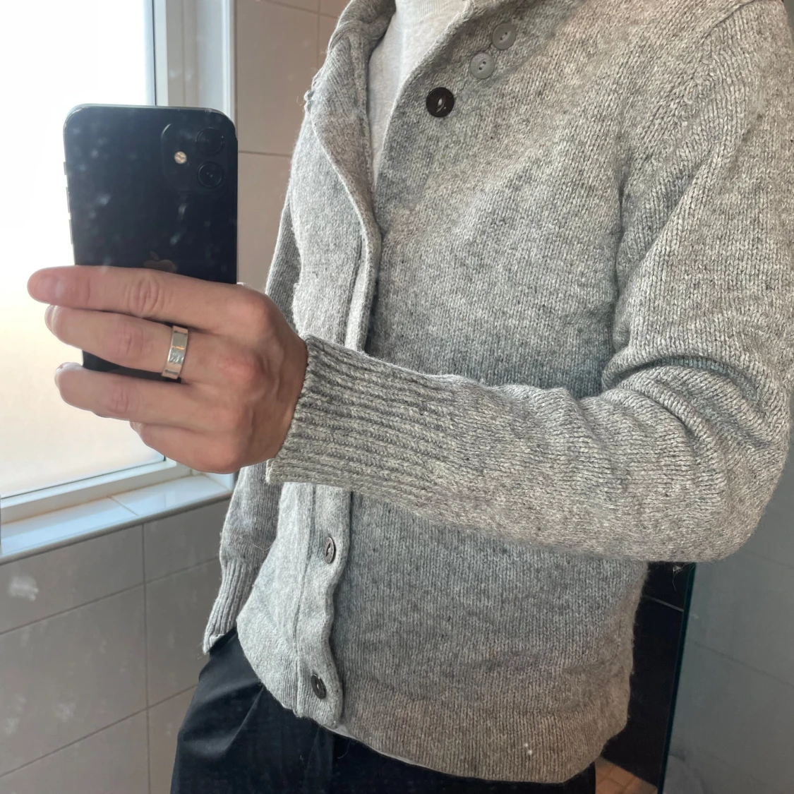 Grå stickad kofta  - 1