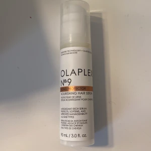 Olaplex N.9 - Säljer detta hår serum från Olaplex nummer 9 då jag råkade beställa dubbletter. Det är aldrig använt och det passar alla hår typer och är 90 ml så det håller länge!