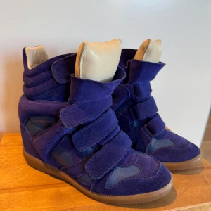 Blå Isabel Marants - Blå sneakers från Isabel Marant, de är i fint skick. Tar gärna emot byten🩷