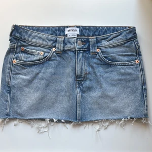 Jeanskjol från Weekday - Snygg blå jeanskjol från Weekday! Den är knappt använd (ca 1-2ggr) och i mycket bra skick! Kjolen sitter lågmidjat, nypris ca 500kr. Kom privat vid frågor 💞