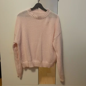 Ljusrosa stickad tröja - Säljer en jättefin stickad ljusrosa tröja. Säljer den då jag aldrig använder den då den inte passar.