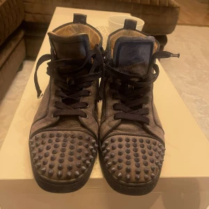 Christian Louboutins - Säljer dessa skitsnygga Loubs, får alla blickar på sig. En nit saknas, därmed priset. Bra skick, skriv för fler frågor. Flexibel med pris. Dustbag medföljer