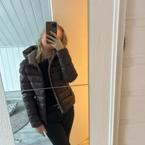 Colmar Jacka - Svart Jacka från colmar. använd fåtal gånger. Storlek XS. 