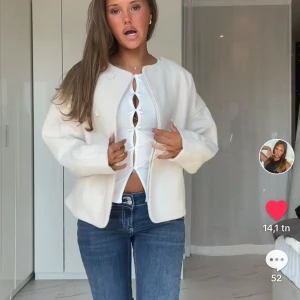 Beige jacka med knappar - Snygg beige/vit jacka med knappar framtill. Den har en enkel och stilren design med långa ärmar och en rak passform. Perfekt nu till våren! Vill också säga att jackan är stor i storleken därav xxs men sitter som S💕