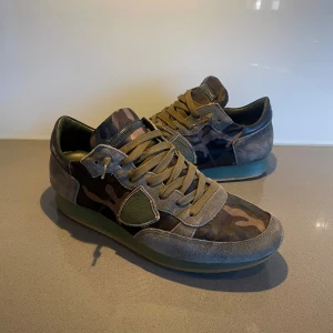 Philippe Model Skor - Camo! - Tja, säljer nu dessa riksfeta skorna från Philippe Model, riktigt skön colorway! Size: 41 men passar 42 - Cond: 8/10, finns tecken på användning men annars riktigt fräscha! - Nypris: runt 2500-3000kr! - För mer bilder eller info skicka ett meddelande