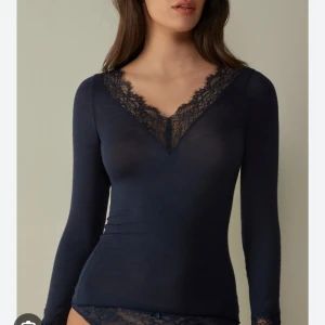 Intimissimi tröja - Mörkblå långärmad topp med spetsdetaljer