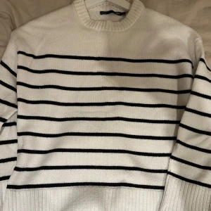 Stickad tröja - ”Maj” från lager 157. Den lite är nopprig