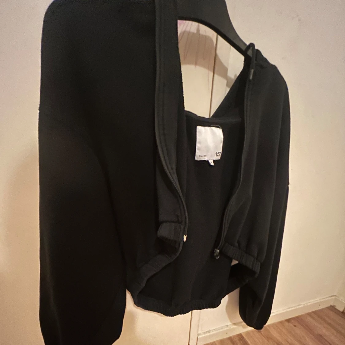 Svart kort hoodie från 157