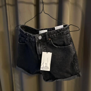 Svarta jeansshorts från ZARA - Snygga svarta jeansshorts från ZARA med hög midja. Helt oanvänd med lappar kvar. Nypris 259