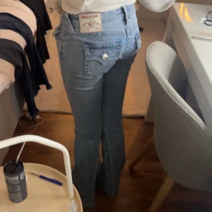 Blå jeans från True Religion - Jättefina lågmidjde jeans från true religion, fint skick och inga defekter, w24 och är uppsydda i butik så passar någon som är runt 160. Hör av er om ni har frågor!💞