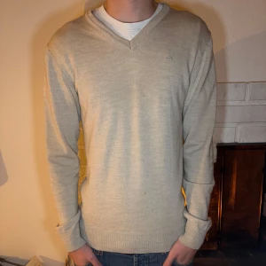 J.Lindeberg merino tröja - J.Lindeberg tröja i 9/10 skick || Inga defekter och strl S || Modellen är runt 185cm || Pris är ej hugget i sten!