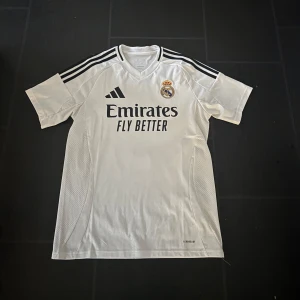 Real madrid tröja - Köpte ny för 899kr säljer nu för jag ej gillar tröjan, använd 2 gånger så den är som ny.