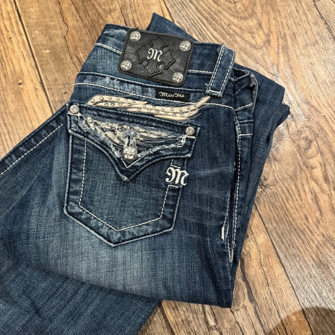 Mörkblå jeans från Miss Me Bootcut - 1