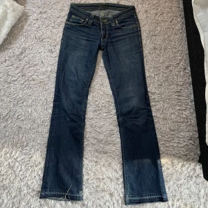 Flare jeans - Supersnygga utsvängda jeans från Denimbird. Vintage men ser nästan oanvända ut. Enda ”defekten” är att de är uppsprättade längst ner för extra längd, går annars att enkelt du upp igen. Innerbenslängd-80cm, midjemått-38x2