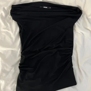 Svart offshoulder topp från Bikbok - Snygg offshoulder topp från Bikbok. Aldrig använd då den är för liten. 