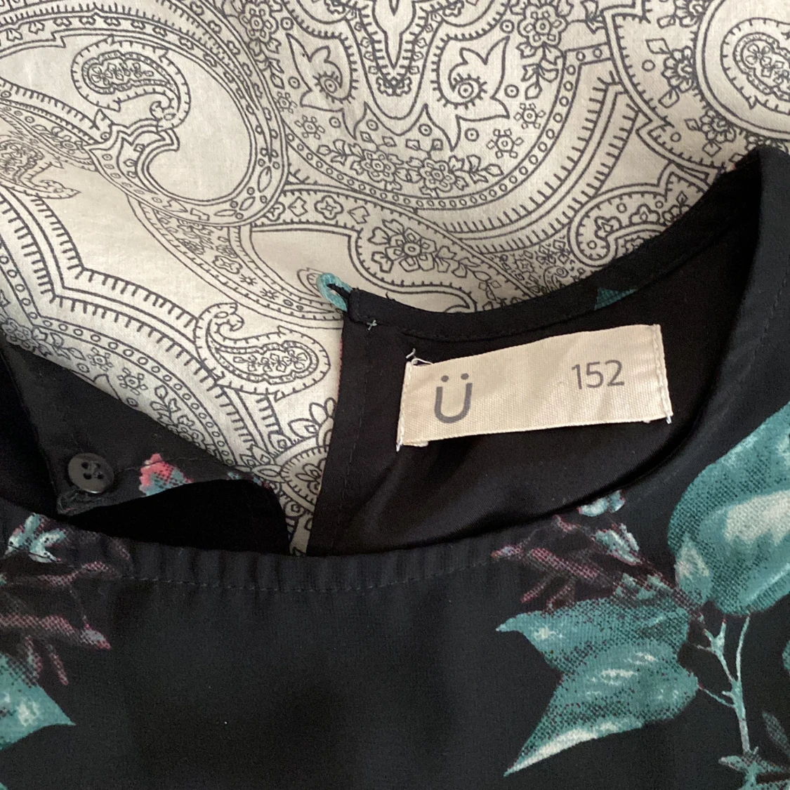 Blommig klänning med volanger - 1