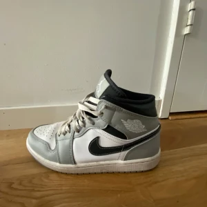 Nike Air Jordans 1, grå och vit i storlek 41 - Ett par sparsamt använda Nike air Jordan 1, grå och vit i storlek 41. Hör av er om ni har några frågor om skorna