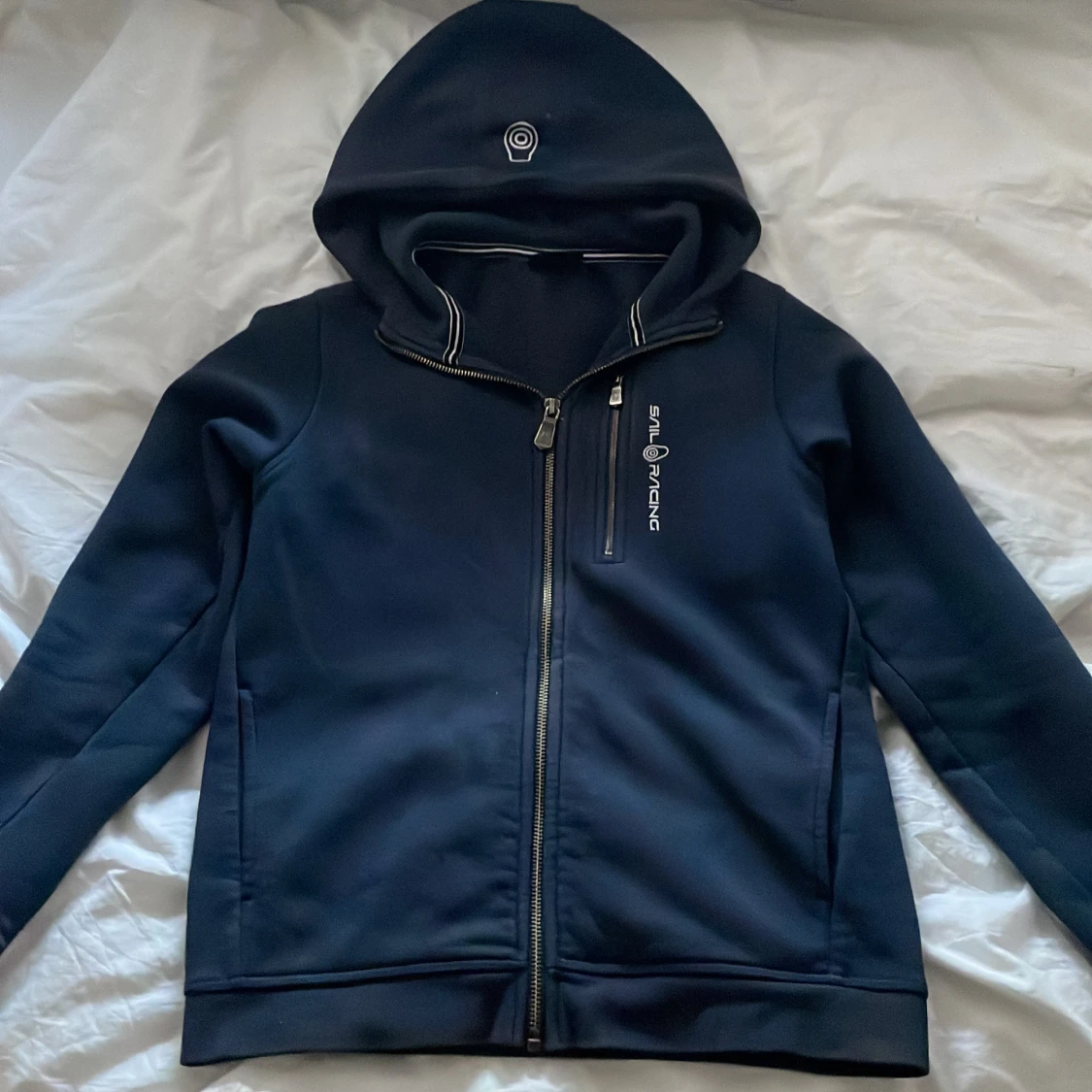 Mörkblå luvtröja från Sail Racing