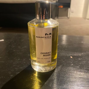 Mancera Cedrat Boise Eau de Parfum - Säljer en flaska Mancera Cedrat Boise Eau de Parfum. Flaskan rymmer 120 ml och har en elegant design med en genomskinlig glasflaska och en silverfärgad kork. Doften är känd för sina fräscha och träiga noter, perfekt för den som gillar en sofistikerad och modern parfym. Ca 115/120 kvar. Byten är alltid intressant 