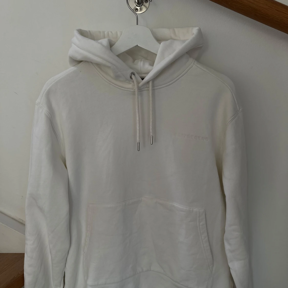 Vit hoodie från J.Lindeberg