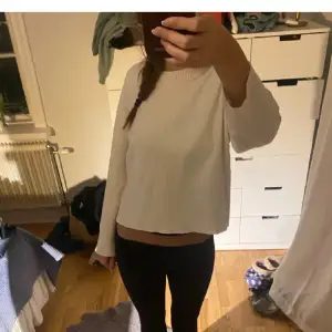 Superfin tröja som är avklippt i änden av tröjan(den är designad så)🩷🩷