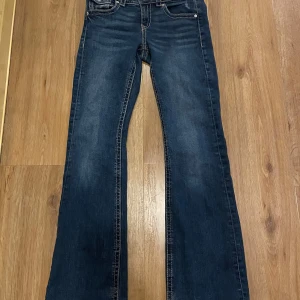 Mörkblå bootcut jeans - Snygga mörkblå bootcut jeans med dekorativa sömmar. Från Gina Young i stl 158. De har en bekväm passform och sitter lågmidjat