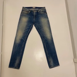 Tommy Hilfiger jeans - Vintage 90s Tommy Hilfiger jeans i väldigt snygg tvätt, och väldigt bra skick, Storlek W34 L34, Modell: Ronnie, Pris är kan diskuteras, Skriv vid minsta fråga eller fundering💯👍