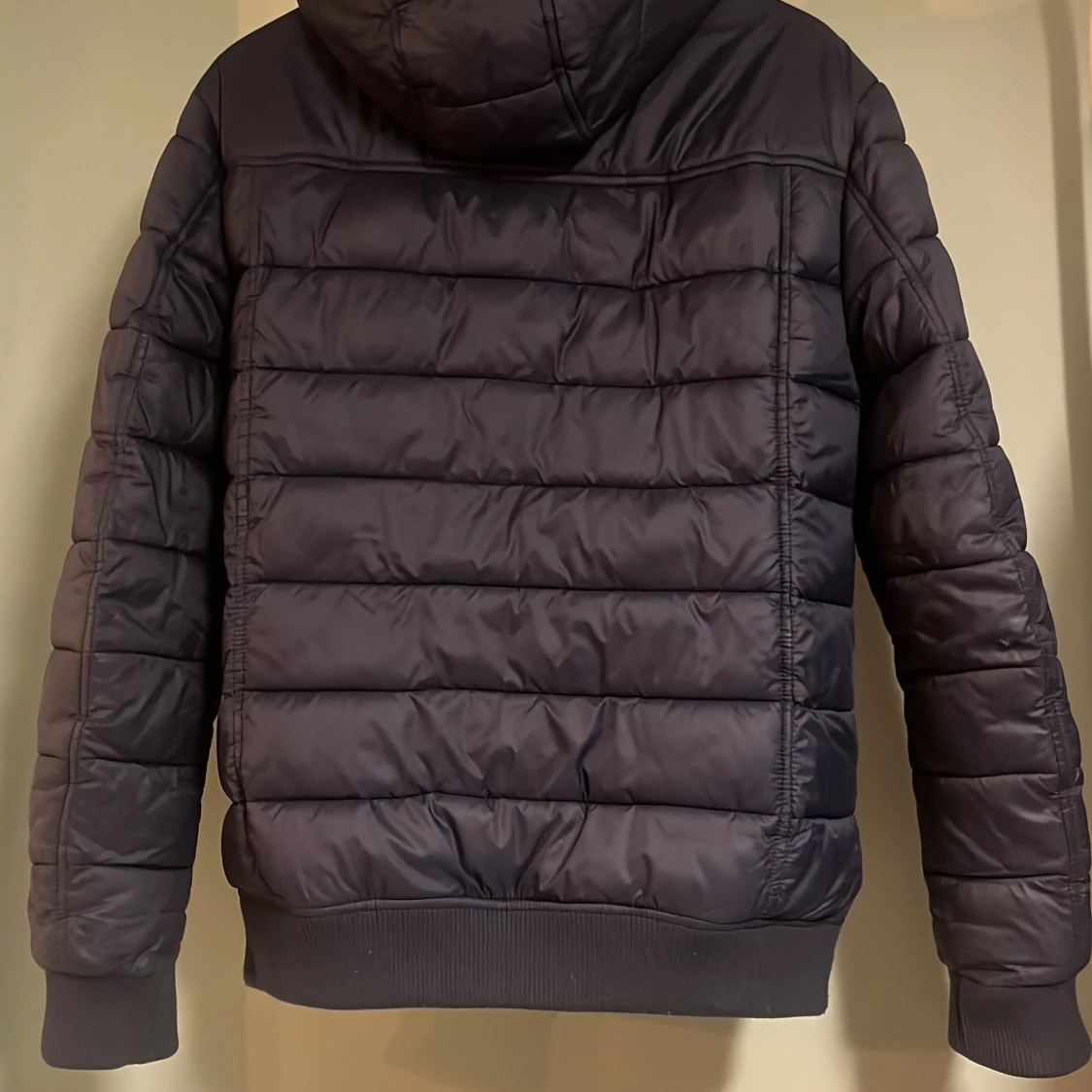 Marin blå pufferjacka från Lyle & Scott - 1