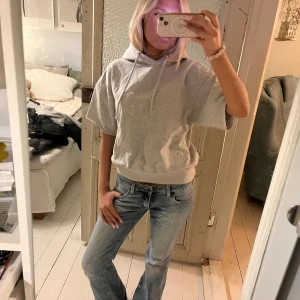 Grå hoodie med korta ärmar - Grå hoddie som jag klippt av ärmarna på