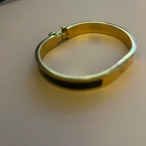 H armband jättesnyggt - Perfekt skick passar inte mig, storlek 17,5 cm. #grish #laidback #y2k #streetwear