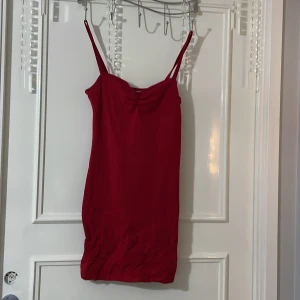 Röd klänning - Snygg röd klänning med smala axelband och en åtsittande passform. Perfekt för en kväll ute eller ett annat speciellt tillfälle ☺️Klänningen har inte används av mig någon gång och är som ny