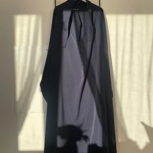Marinblå jilbab - JÄTTEFIN FÄRG, den är inte skrikig utan elegant, lätt material lite stretchigt - lång - one piece - 16-180cm
