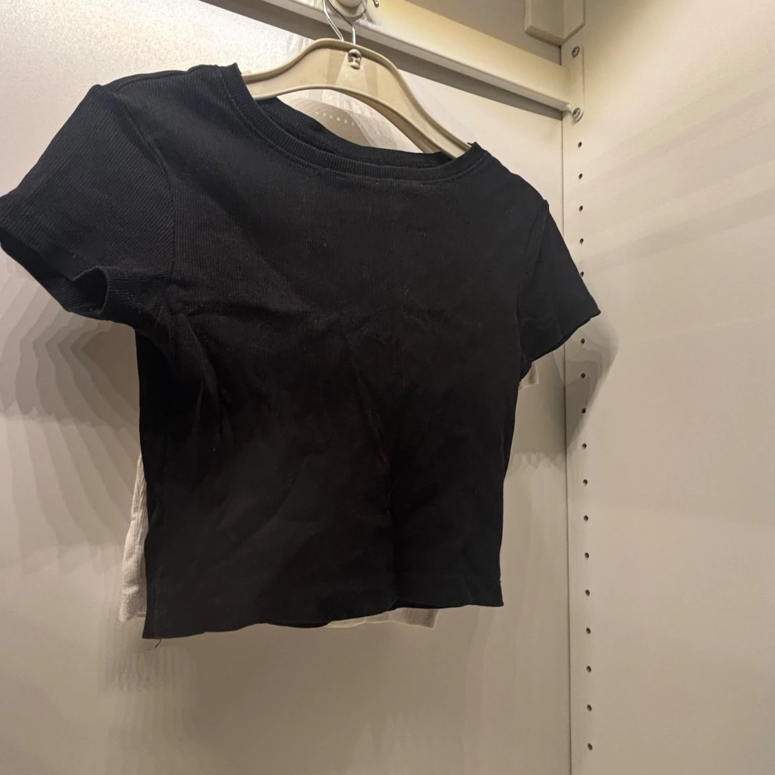 Svart croppad t-shirt