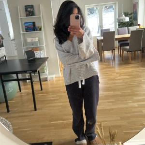 Grå stickad tröja från Gina Tricot - Mysig grå stickad tröja från Gina Tricot med ribbade detaljer vid ärmslut och nederkant. Perfekt för kyligare dagar med sin bekväma passform och långa ärmar. En stilren och enkel design som passar till det mesta.