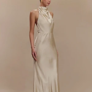 Balklänning från meshki 🤍 färg: gold - Säljer denna helt oanvända satinklänning (lappar och orginalförpackning kvar) 🤍 i färgen ”gold” 🤍 i storlek XXS, men passar Xs!