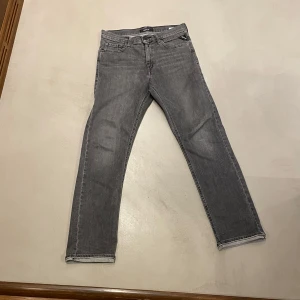 Grå jeans från Replay - Snygga grå jeans från Replay med klassisk femficksdesign. ❗️De har en straight/slim passform och är tillverkade i ett slitstarkt denimtyg. Perfekta för en avslappnad stil. Byxorna är i modellen Thad. Pris 199kr ✅ Skriv vid minst fundering 💭 