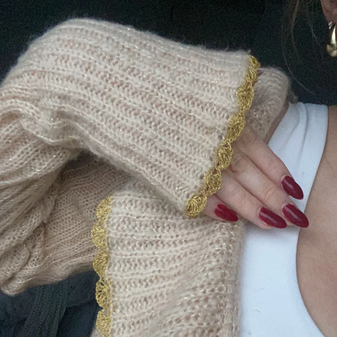 Beige stickad kofta med volangdetaljer - 3