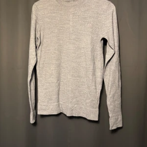 Grå stickad tröja - Grå stickad tröja i merinoull från Lindebergh. Storlek small, bra skick; 8/10. Skriv vid frågor och funderingar!