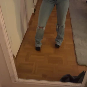 Blå jeans från Zara - Snygga blå jeans från Zara med slitna detaljer på knäna. Fint skick