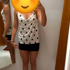 Jätte fin fest topp!!💕💕 - Säljer en jätte fin fest top med svarta prickar!!💞Sitter jätte nice och skitsnygg nu till våren och sommaren. Som referens brukar jag bära xs/s i toppar💖💖