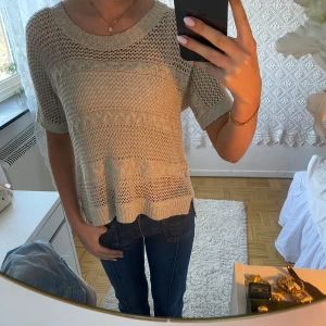 Beige stickad topp - Beige ”T-shirt” med lite glitter i tyget från Lindex💕 Toppen har en liten slit längst ner som man kan se på bild 1💗