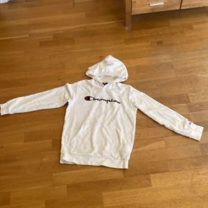Vit hoodie från Champion - Säljer denna vita champion hoodie efter som att jag har växt ut den. 