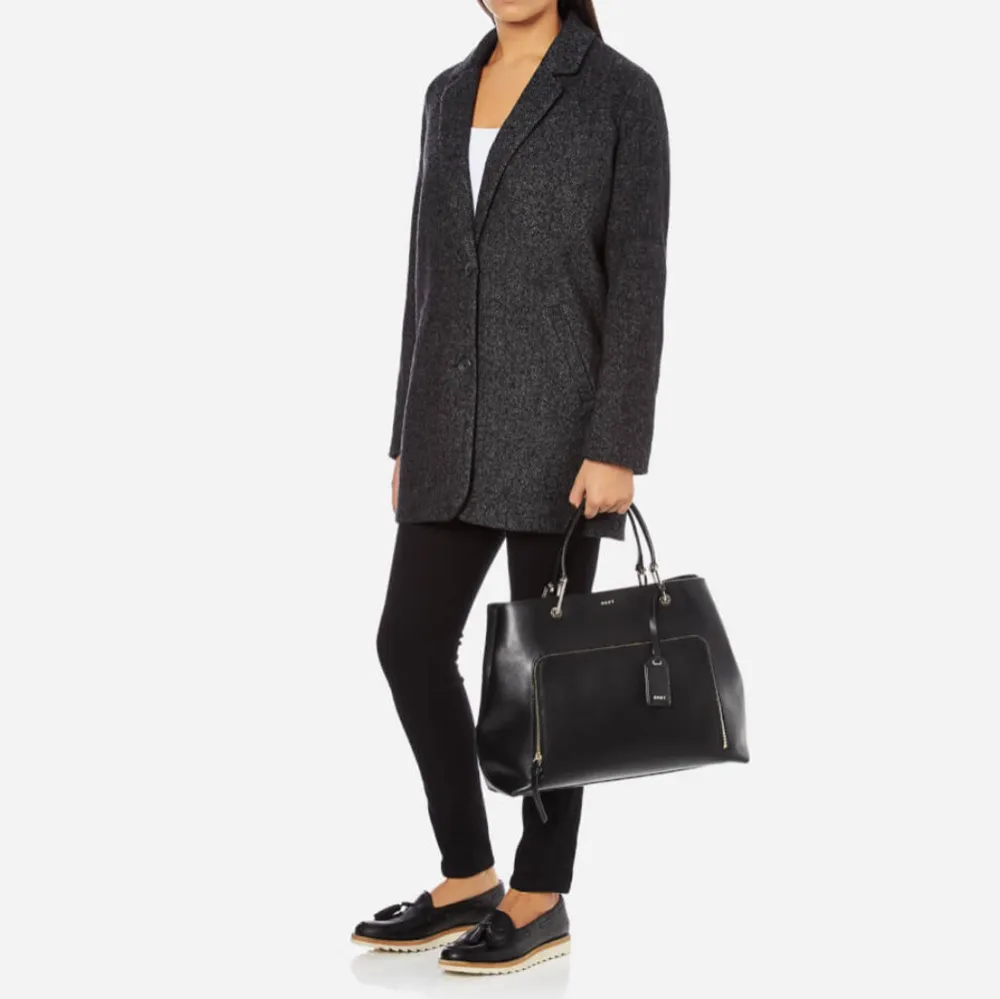Säljer en DKNY väska som är mycket bra skick. Använt fåtal gånger. Den är väldigt rymlig och har flera användbara fack så passar perfekt som jobb/skol väska med laptop/böcker i och handväska när man ska åka bort etc. Måtten är 24cm höjd, 36cm bredd, 17cm djup. Ett axelband ingår som går att sätta på/ta av vid behov. Väskan kan fraktas och pris kan absolut diskuteras vid snabb affär. . Asusteet.