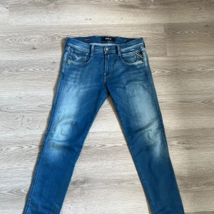 Replay jeans anbass hyperflex - Tja, säljer mina feta replay jeans i storlek 29/30 mycket bra skick på de💪🏼, dom har en slim passform, det är anbass hyperflex Skriv om ni har några frågor eller funderingar🤩🙌🏼