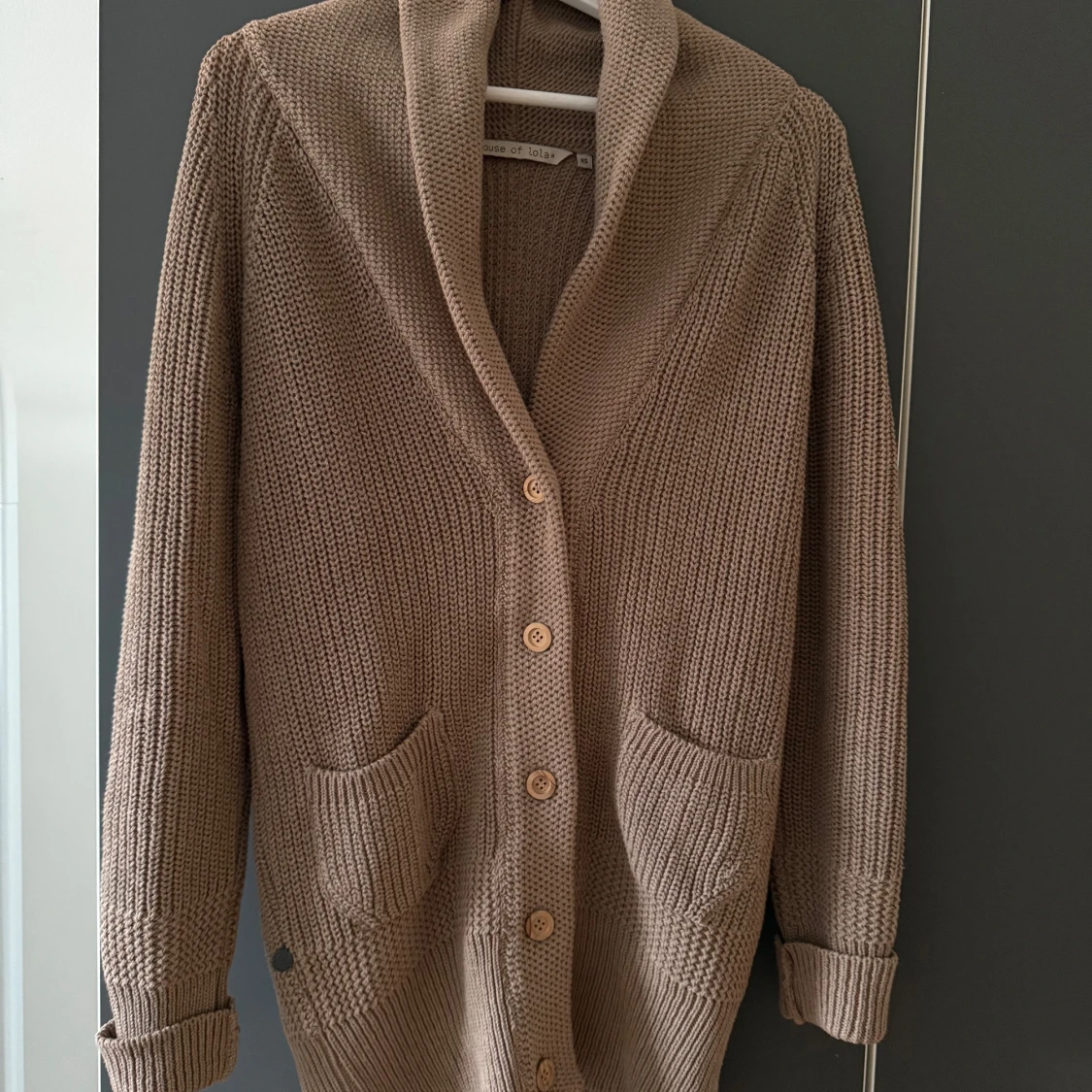 Beige/brun stickad kofta med knappar - 1